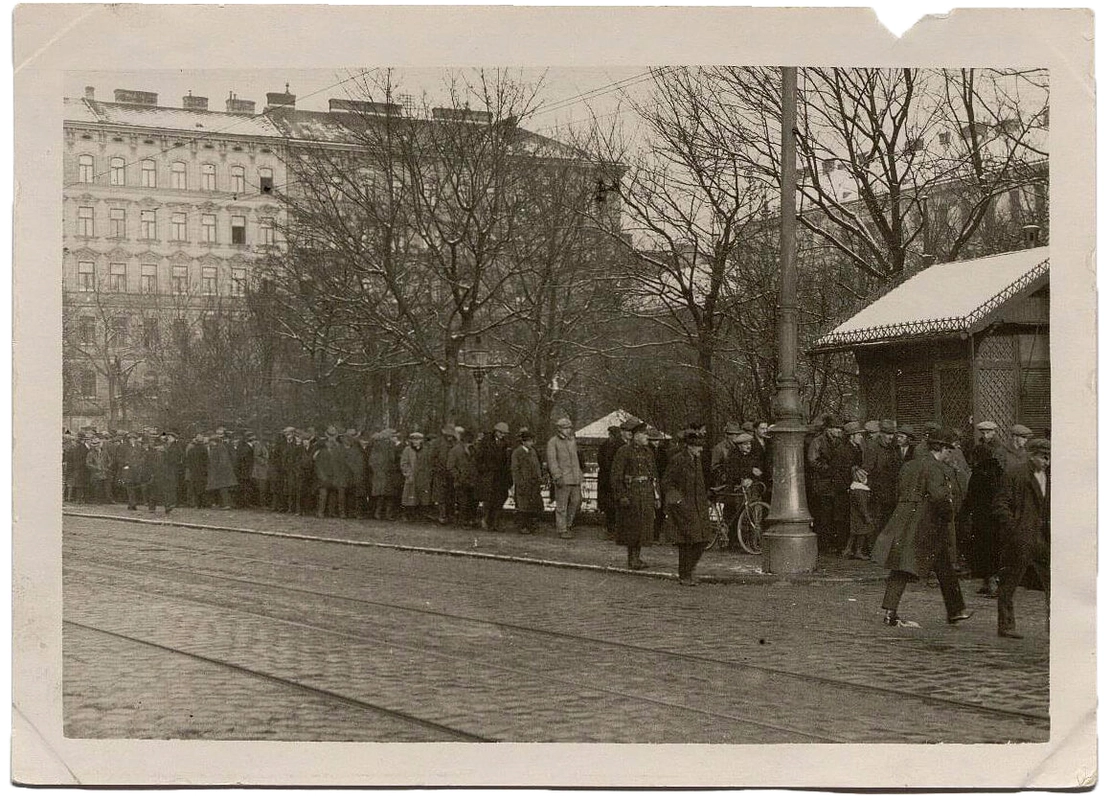Arbeitslose vor der Auszahlungsstelle beim Hotel "Wimberger" im Dezember 1929, Foto: Atelier Stanislaus Wagner, Wien Museum