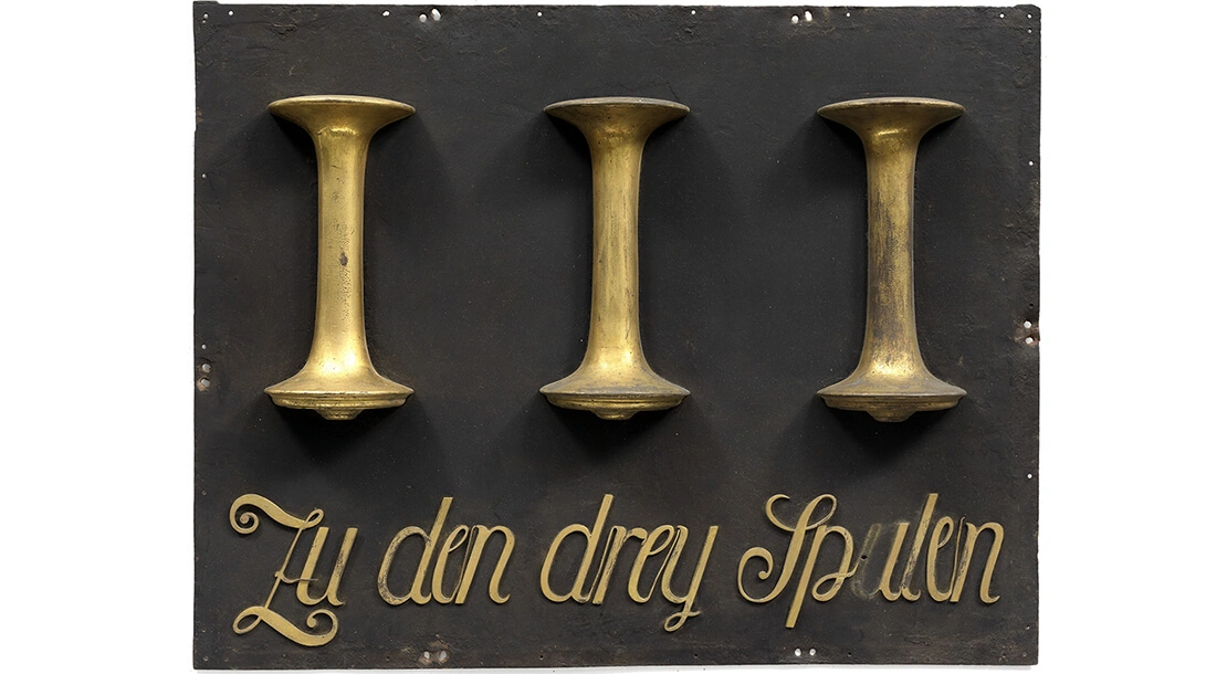 Hausschild/Geschäftsschild „Zu den drey Spulen“ vom 1968 demolierten Haus Breite Gasse Nr. 10 (früher 24), Wien Museum, als Schenkung 2012 in das Museum gekommen.