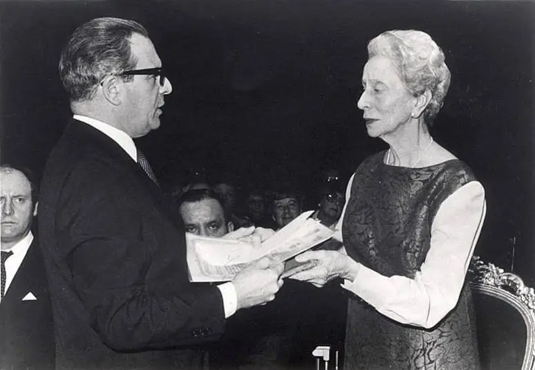 Dorothea Neff bei einem Festakt im Akademietheater anlässlich ihrer Ehrung als „Gerechte unter den Völkern“, 21. Februar 1980. Foto: Yad Vashem   