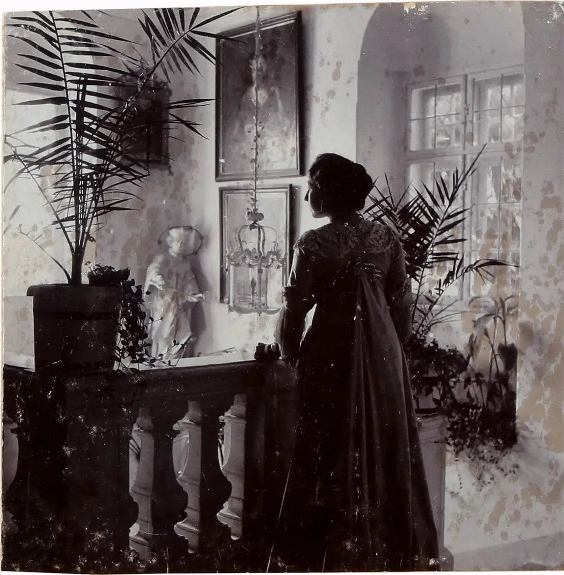 Gerty von Hofmannsthal am Geländer des Stiegenhauses im Rodauner Haus, vor 1907, Nachlass Hofmannsthal, Freies Deutsches Hochstift, Frankfurt a.M.  
