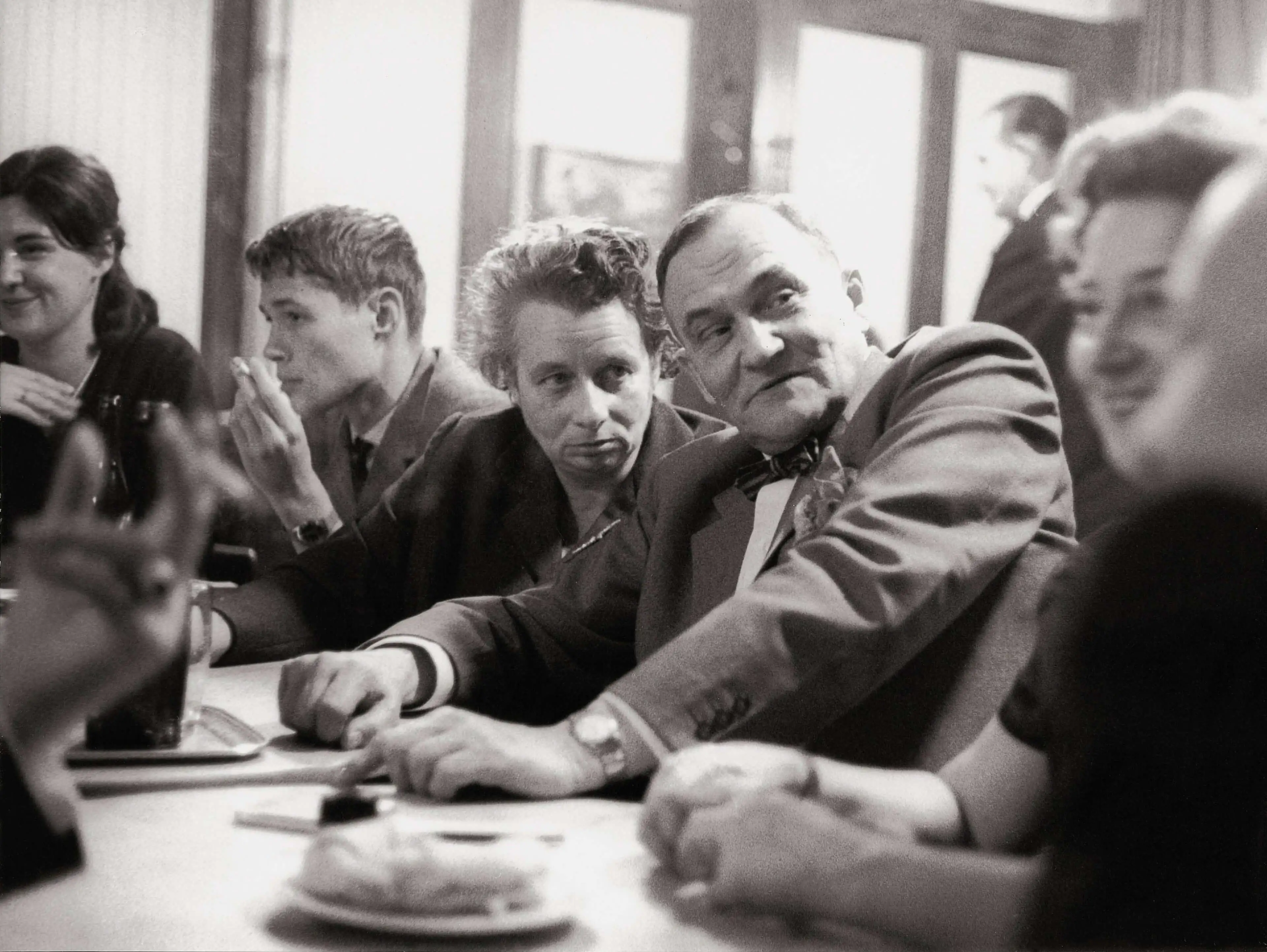 Heimito von Doderer mit Dorothea Zeemann im Café Hawelka, um 1956, Foto: Franz Hubmann / brandstaetter images / picturedesk.com