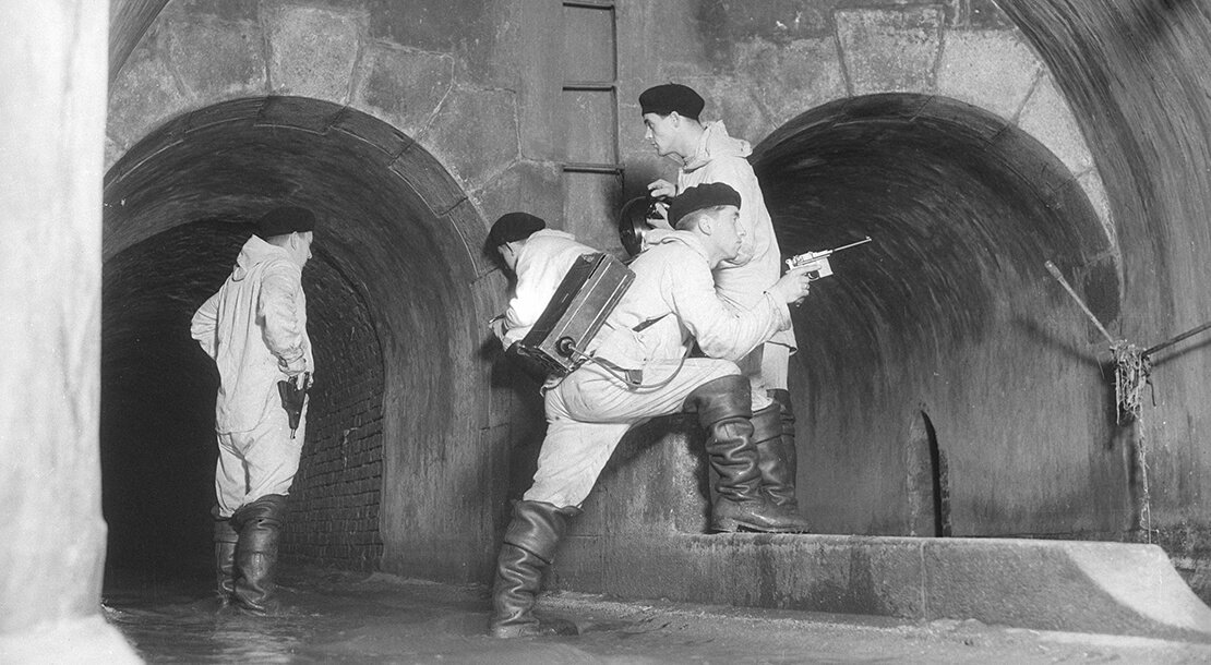 Männer der Kanalbrigade im Kontrolleinsatz, 1935, Foto: Fritz Zvacek / ÖNB-Bildarchiv / picturedesk.com 