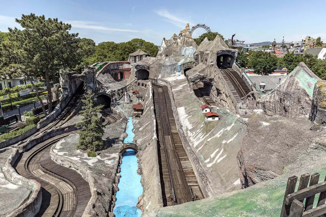 Am höchsten Punkt der „Zwergerlbahn“. Die Hochschaubahn gleich neben dem Schweizerhaus wurde 1950 als Alpenbahn eröffnet und ist eine der letzten Praterattraktionen im Originalzustand. Foto: Stephan Doleschal  
