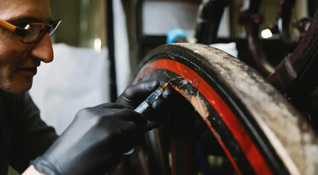 Restaurator Michael Formánek bei der Arbeit am Galawagen der Wiener Bürgermeister, Foto: Ina Aydogan/Wien Museum  
