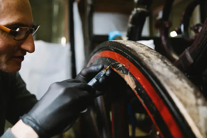 Restaurator Michael Formánek bei der Arbeit am Galawagen der Wiener Bürgermeister, Foto: Ina Aydogan/Wien Museum