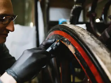 Restaurator Michael Formánek bei der Arbeit am Galawagen der Wiener Bürgermeister, Foto: Ina Aydogan/Wien Museum