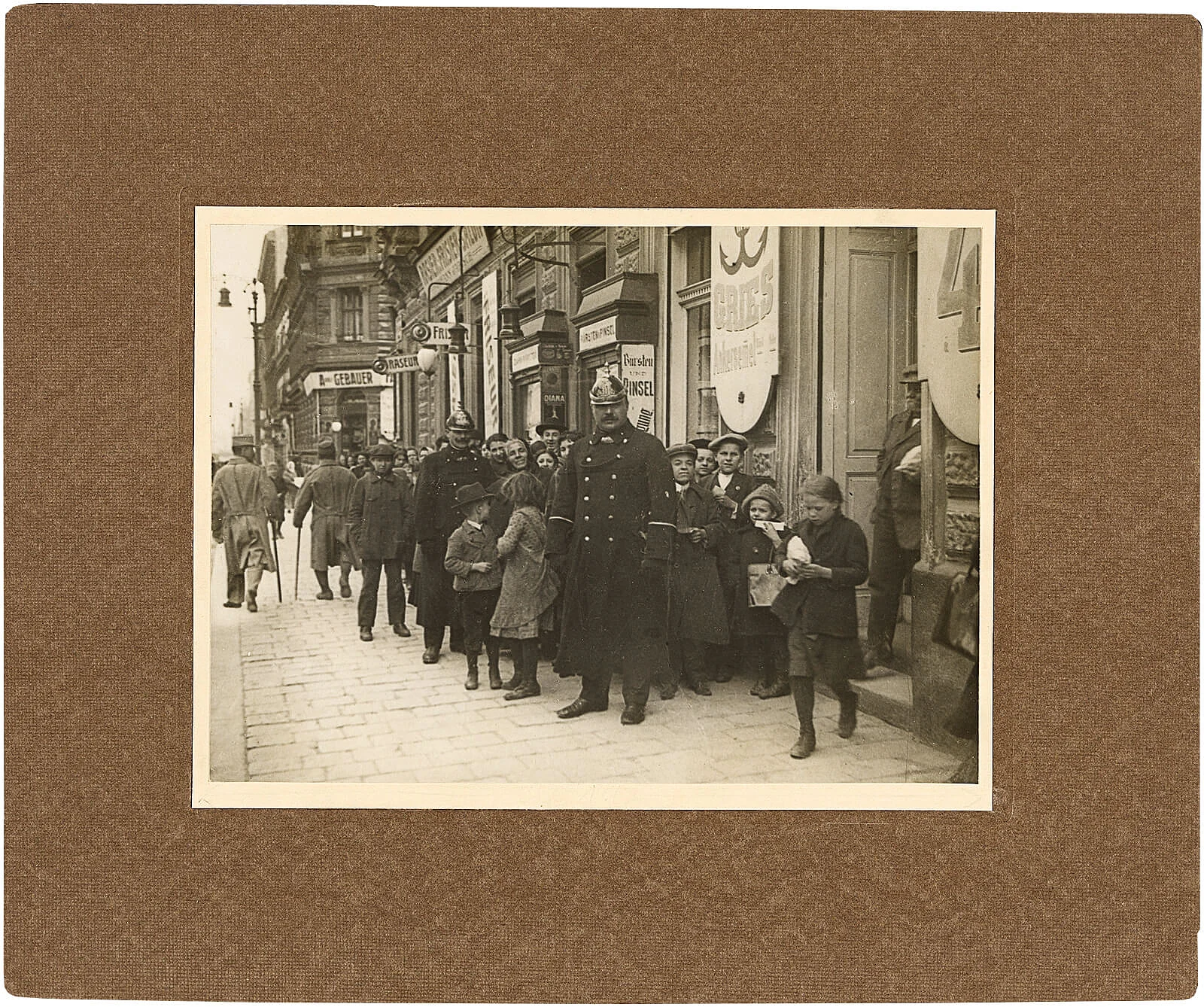 Brot- und Mehlverkauf in einer Anker-Brot Filiale im XVI. Bezirk, Polizeifotografie, 1914–1915, Wien Museum Inv.-Nr. 41245/2  