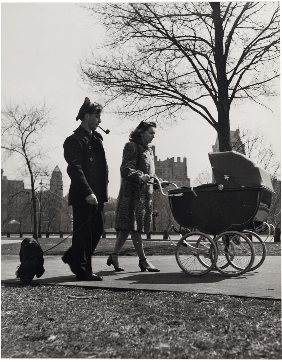 Lilly Joss: Serie „Frühling im Central Park“: Junges Paar mit Kinderwagen, New York, erschienen in: LIFE 24. April 1944, Wien Museum 
