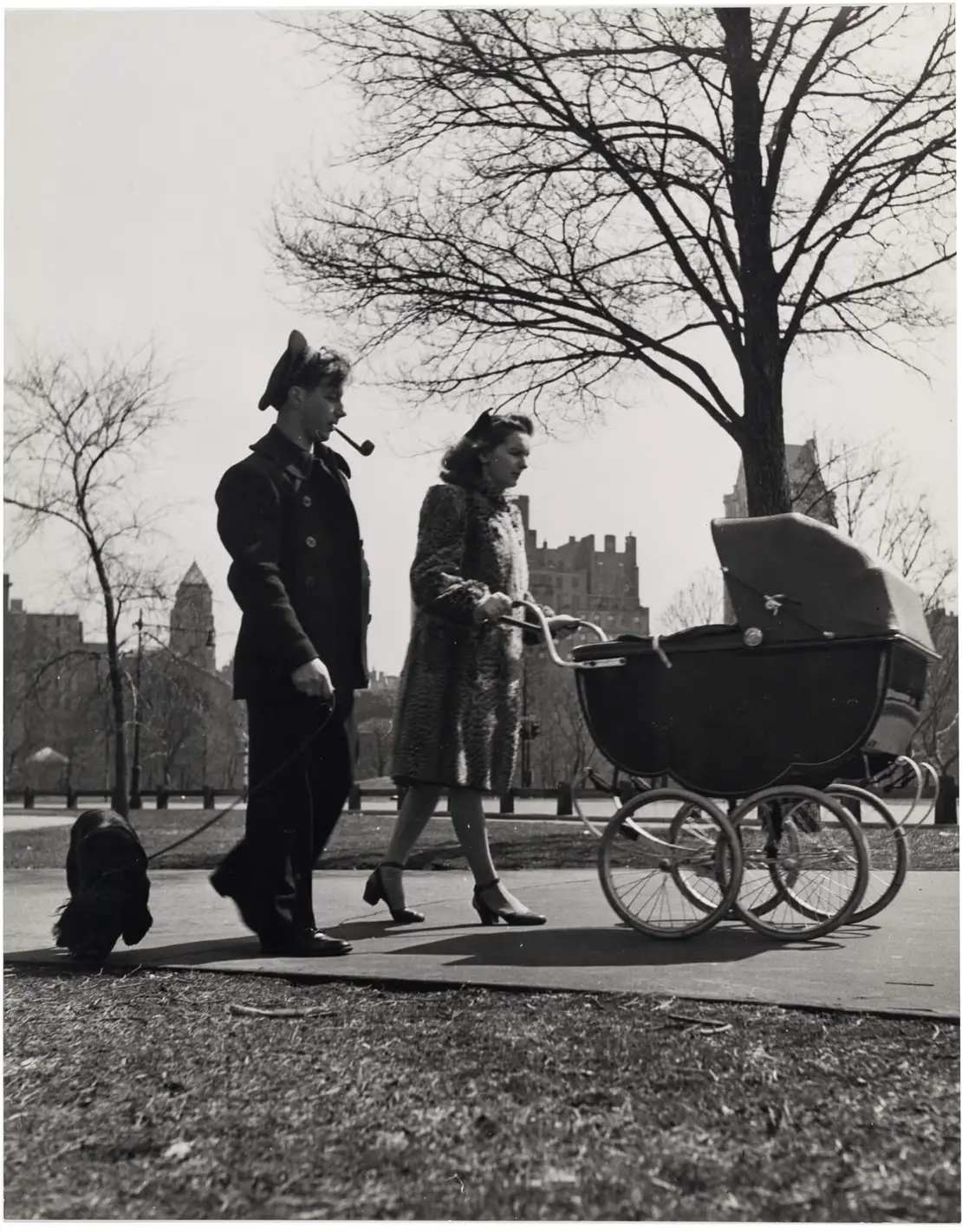 Lilly Joss: Serie „Frühling im Central Park“: Junges Paar mit Kinderwagen, New York, erschienen in: LIFE 24. April 1944, Wien Museum