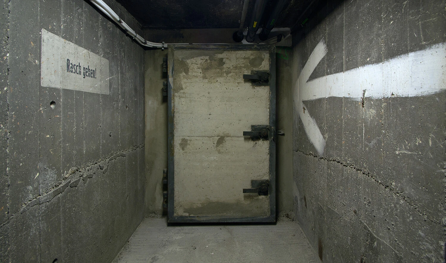 In den heute nicht mehr verwendeten Zugängen befinden sich noch die Hinweise, die 1944 für die Schutzsuchenden aufgetragen wurden: „Rasch gehen!“ und ein weißer Pfeil. Foto: Thomas Keplinger