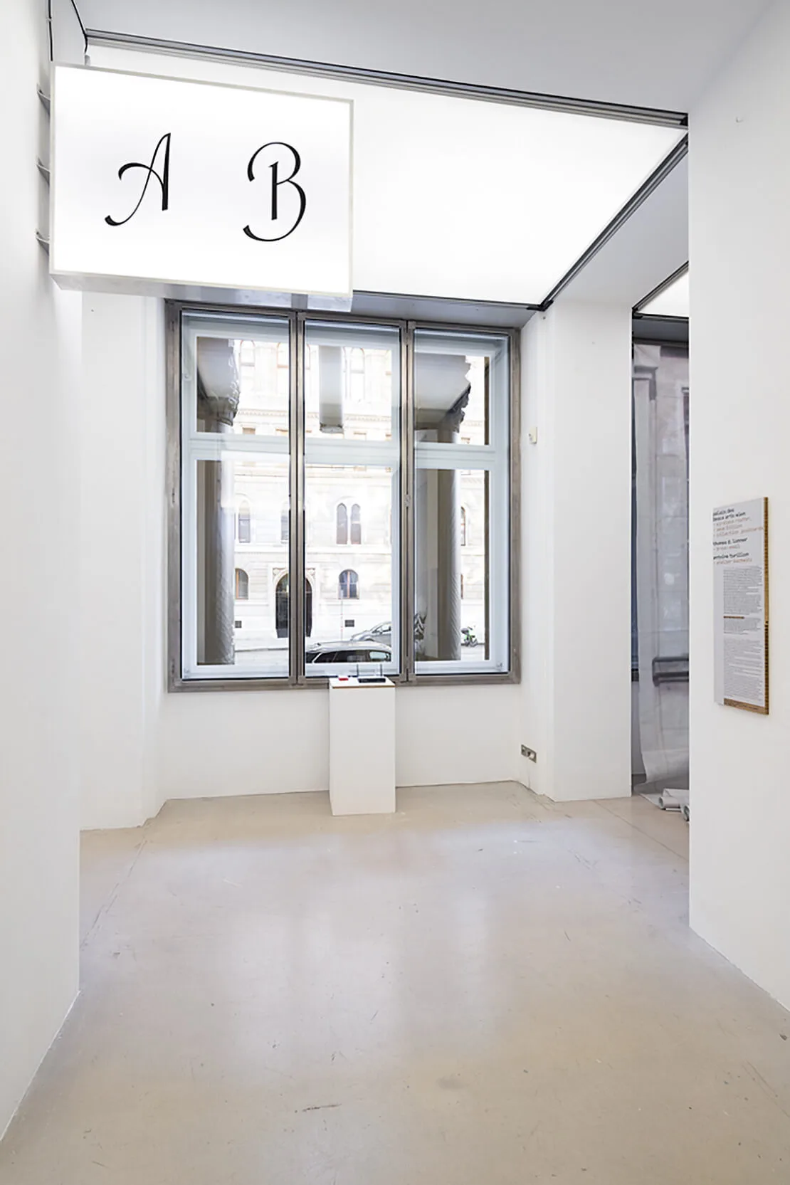 Ansicht mehrerer Komponenten des Palais des Beaux Arts Wien (P.d.B.A. Wien). Vorne Atelier Bachwitz (A.B.) – Antoine Turillon. Für die Ausstellung hat Turillon die 1938 arisierte Markte A.B. erstmals urheberrechtlich schützen lassen und ein Geschäftsschild rekonstruiert. Im Hintergrund ist der Router zu sehen, der die Online Plattform Palais des Beaux Art Wien in der Ausstellung zugänglich macht. Foto: Christoph Panzer