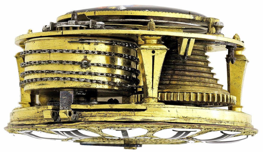 Eine Taschenuhr (um 1730) mit einem Durchmesser von 5 cm und einer Höhe von 2,85cm. Zu sehen sind Kette und Schnecke, das Uhrwerk ist abgelaufen, die Zugfeder ist fast ganz entspannt 