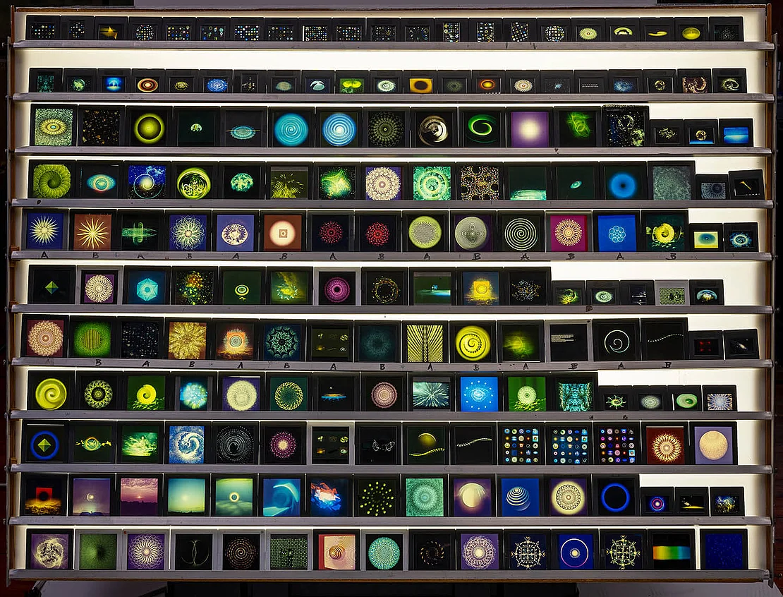 Lichtpult aus Karl Heinz Kollers Atelier mit einer Auswahl an Dias, die das Quellenmaterial zu den Konfigurationen bilden, Foto: Leonhard Hilzensauer, Wien Museum