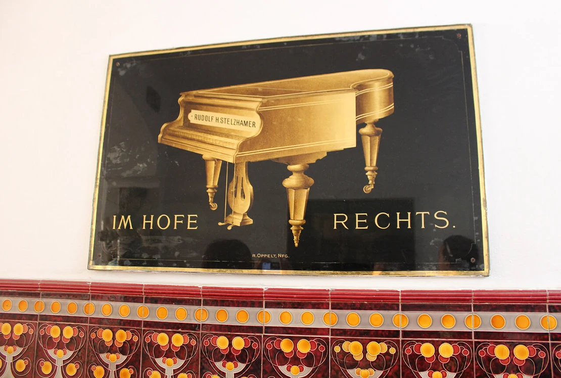 Die beiden Schilder in der Hauseinfahrt sind vor der Witterung geschützt und sind dementsprechend gut erhalten. Foto: Andreas Lindinger  