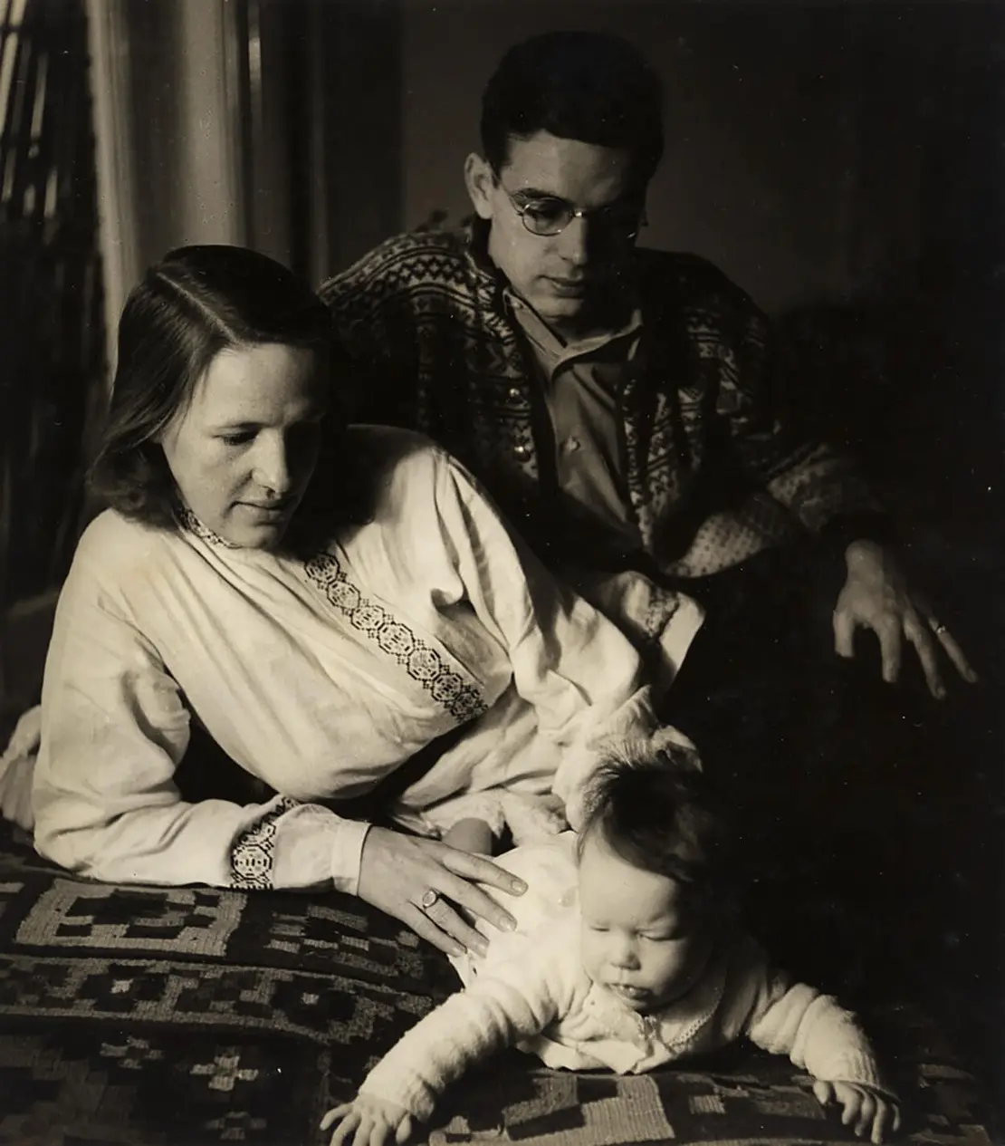 Robert Haas: Rigmor (Mossik) Sørensen Burlingham und Bob Burlingham mit Tochter Christine, um 1940, Wien Museum, Inv.-Nr. 302096/2  