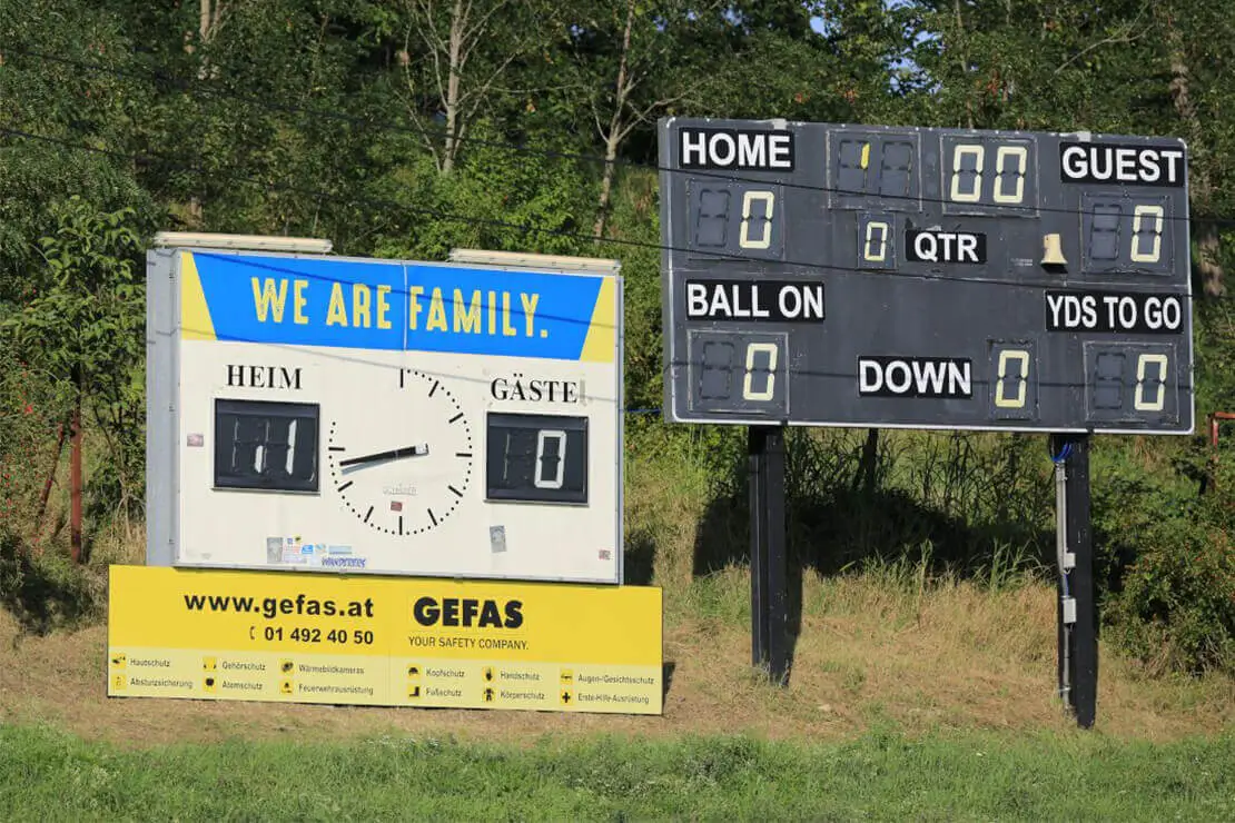 Anzeigetafel für Fußball (links) und für American Football. Die Vienna Vikings spielen seit 1992 auf der Hohen Warte. Foto: Tom Seiss