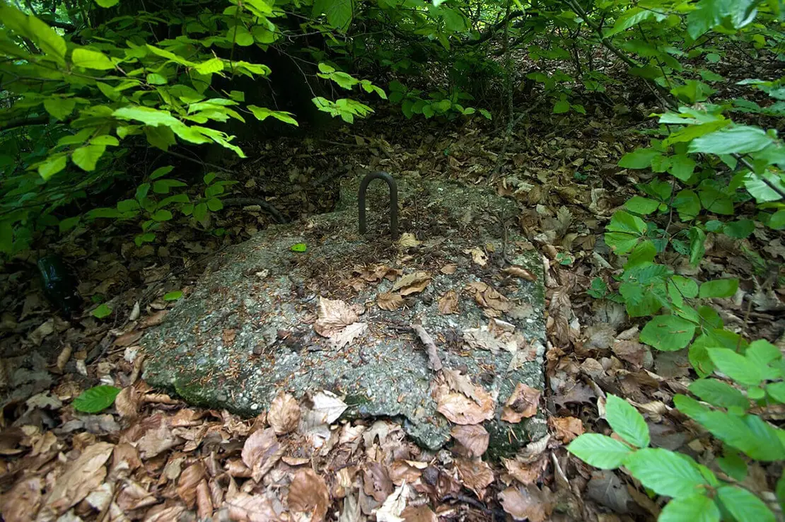 Eines von drei Abspannfundamenten der Funkanlage des Gefechtsstands am Gipfel des Latisbergs. Foto: Thomas Keplinger  