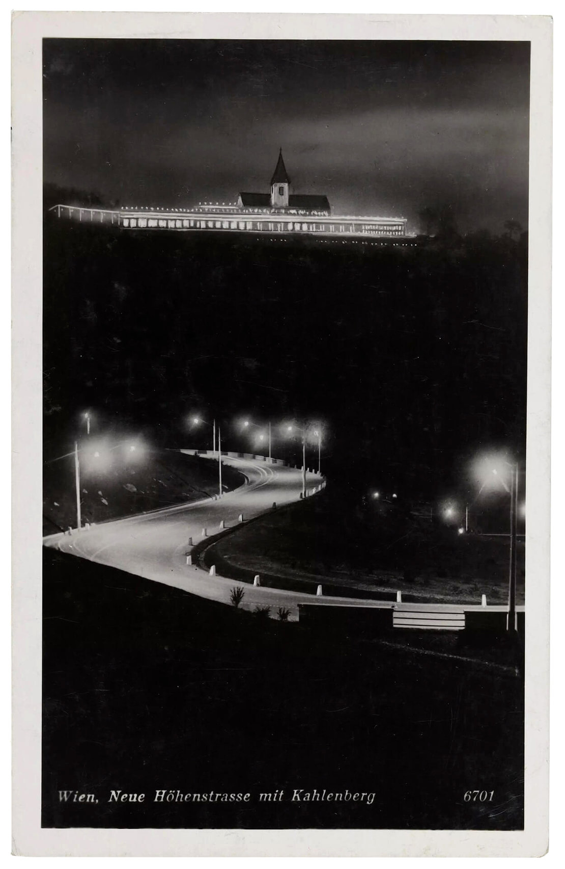 Ein infrastrukturelles Prestigeprojekt des Austrofaschismus: Die Höhenstraße, hier auf einer Ansichtskarte nach einer Fotografie von Martin Gerlach jun., nach 1935, Wien Museum 