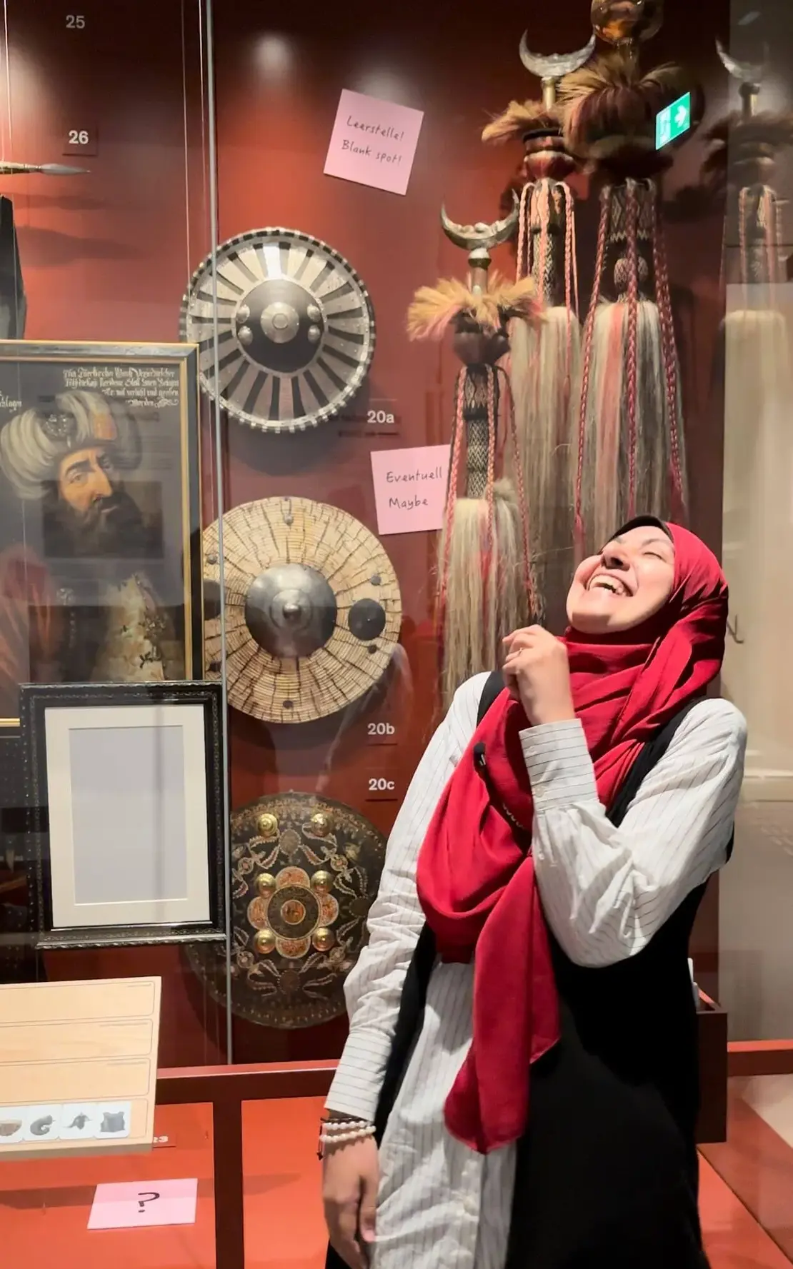 Zeinab Abdelhamed in der Dauerausstellung im Kapitel zur Osmanischen Belagerung, Foto: Christine Koblitz  