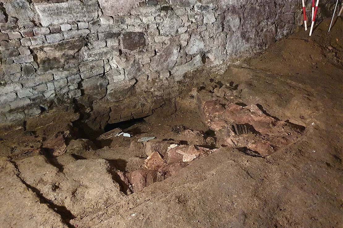 Blick auf die Grabungsfläche mit den zwischen 1943 – 1945 von Zwangsarbeitern umgelagerten illegalen Schriften. (Foto: Constance Litschauer/Stadtarchäologie Wien)  