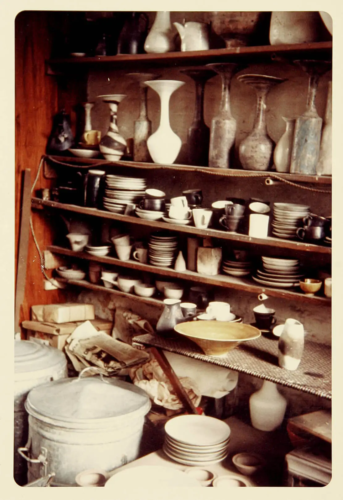 Keramik im Londoner Atelier von Lucie Rie, 1969, From the collections of the Crafts Study Centre, University for the Creative Arts, RIE/20/5/18/3/1  