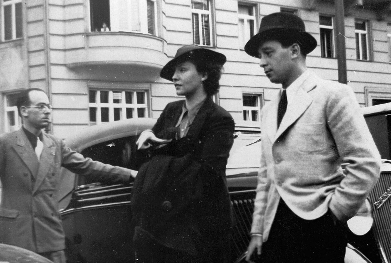 Zarah Leander wird vom Intendant des Theaters an der Wien, Arthur Hellmer, und dem Co-Leiter Willi Riethoff in Wien empfangen. Foto: Austrian Archives (S) / brandstaetter images / picturedesk.com