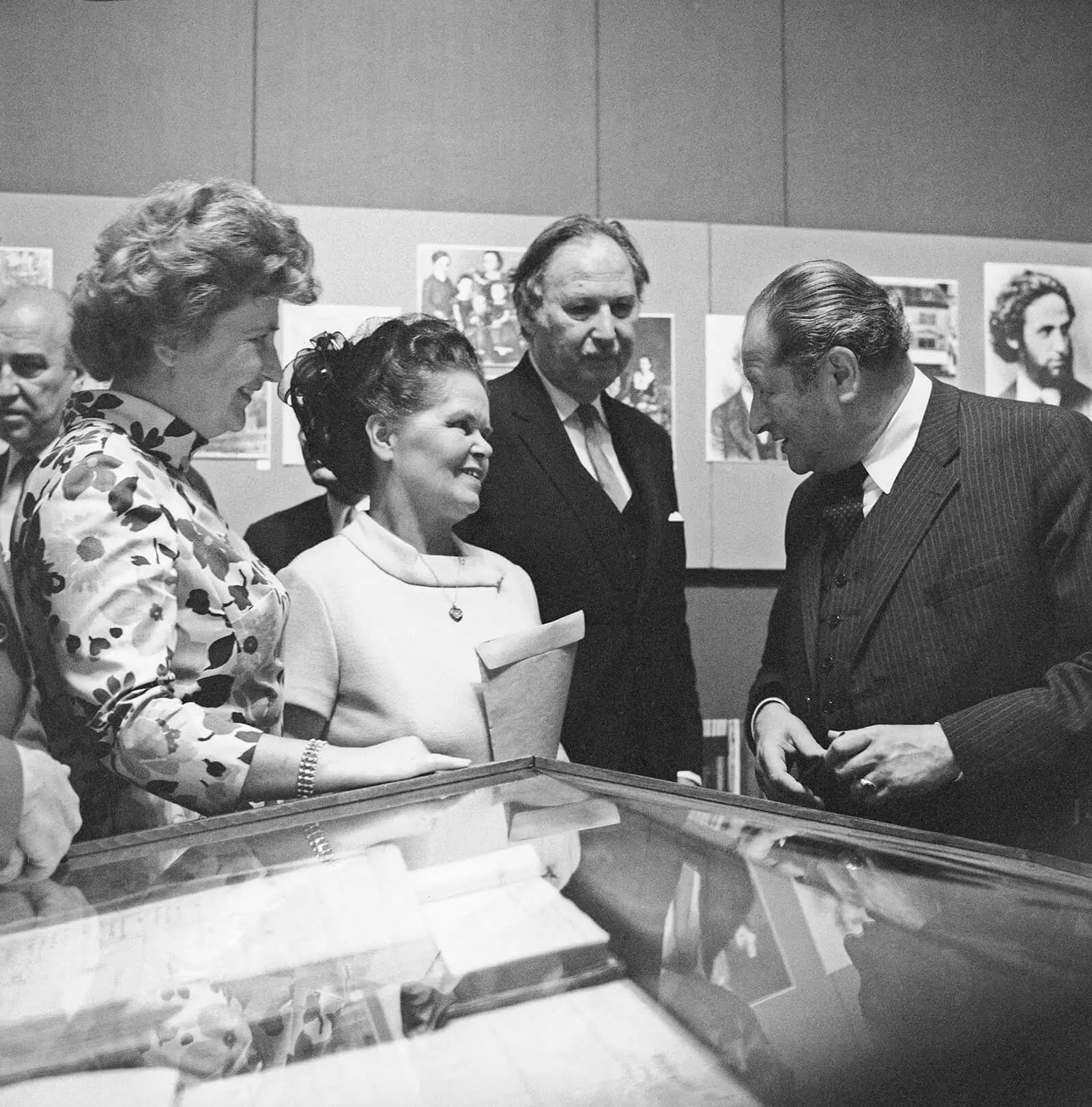 Eröffnung des Sigmund Freud Museums, 1971. V.l.n.r.: Gertrude Fröhlich-Sandner (Wiener Stadträtin Kultur, Volksbildung und Schulverwaltung), Paula Fichtl (einst Haushälterin von Sigmund Freud), Friedrich Hacker und Bundeskanzler Bruno Kreisky, Foto: Barbara Pflaum / brandstaetter images / picturedesk.com  