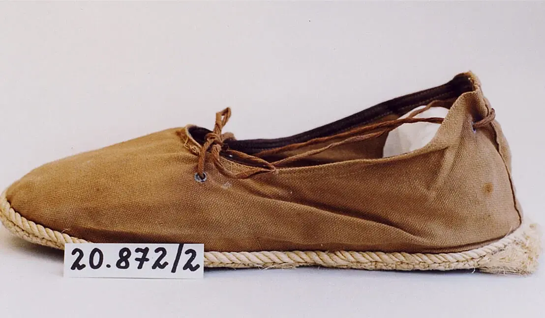 Badeschuhe, frühes 20. Jhdt., Baumwolle, Schnürverschluss, Metallösen, rotbraunes Köperband, Bastsohle, Wien Museum