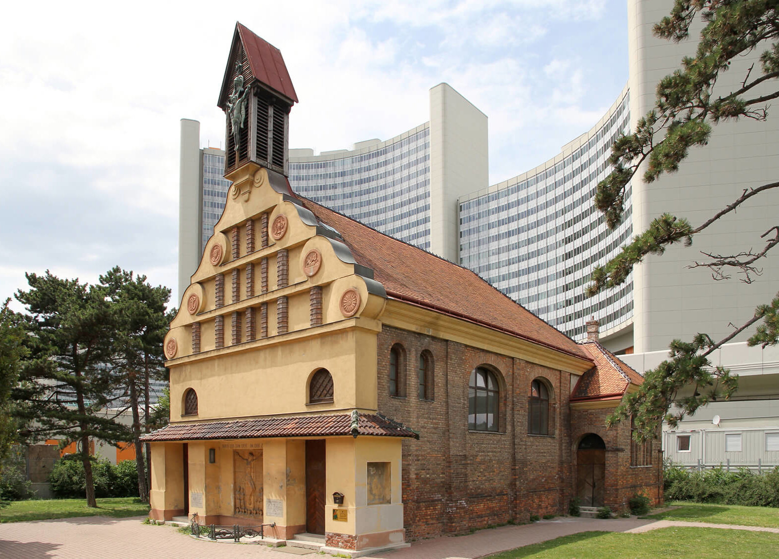 Die „Koptische Markuskirche“ mit der UNO-City im Hintergrund, Foto: C.Stadler/Bwag/Wikimedia Commons 