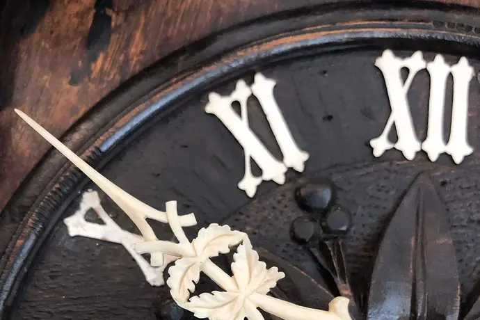 Flötenuhr mit Knochenzeigern von Emilian Wehrle & Co, Furtwangen (im Schwarzwald), um 1870, Wien Museum