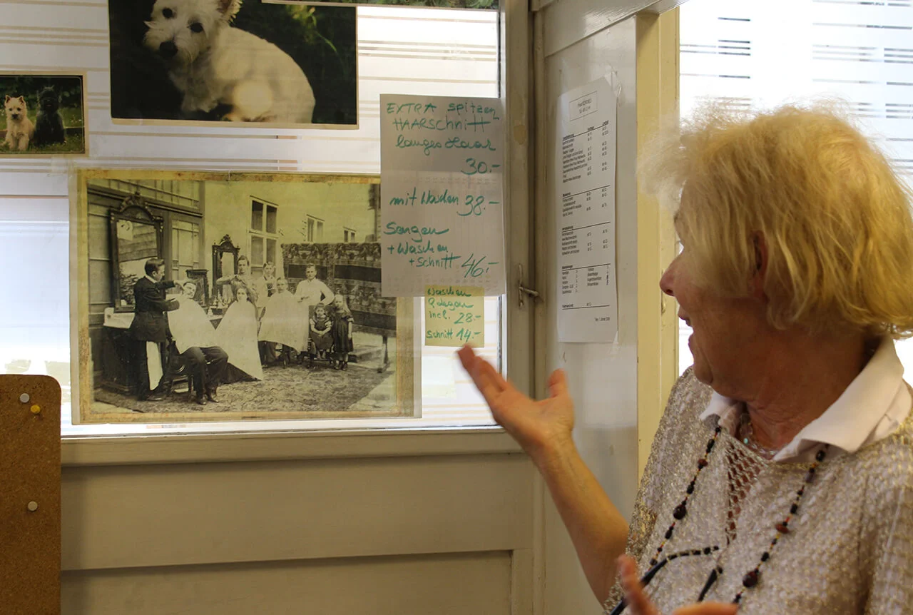 Frau Endres betreibt Wiens einzigen Kabinen-Friseur und hat viele Anekdoten zu erzählen. Foto: Andreas Lindinger  