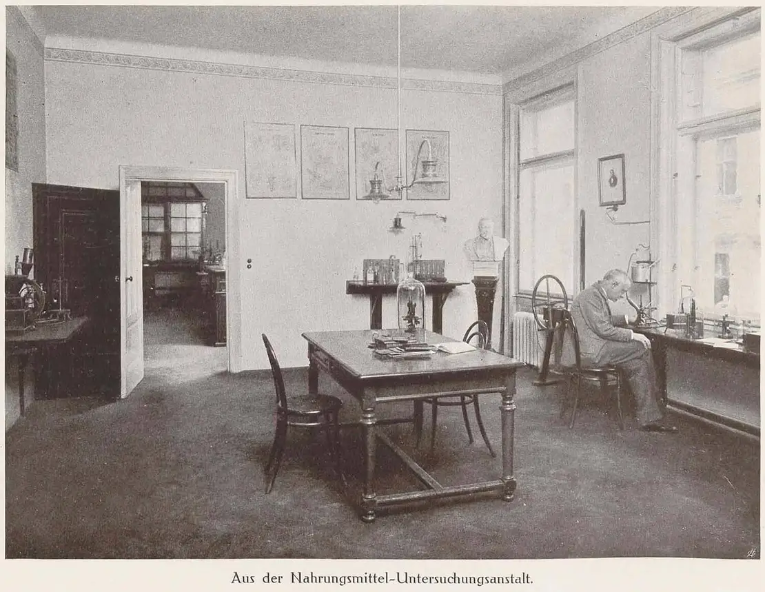 Nahrungsmittel-Untersuchungsanstalt im Apothekerhaus in der Spitalgasse, Wien. Abb. in: Allgemeiner österreichischer Apotheker-Verein 1861–1911. Beiträge zur Vereinsgeschichte anlässlich der Festfeier am 9. November 1911, Wien 1911, S. 48  