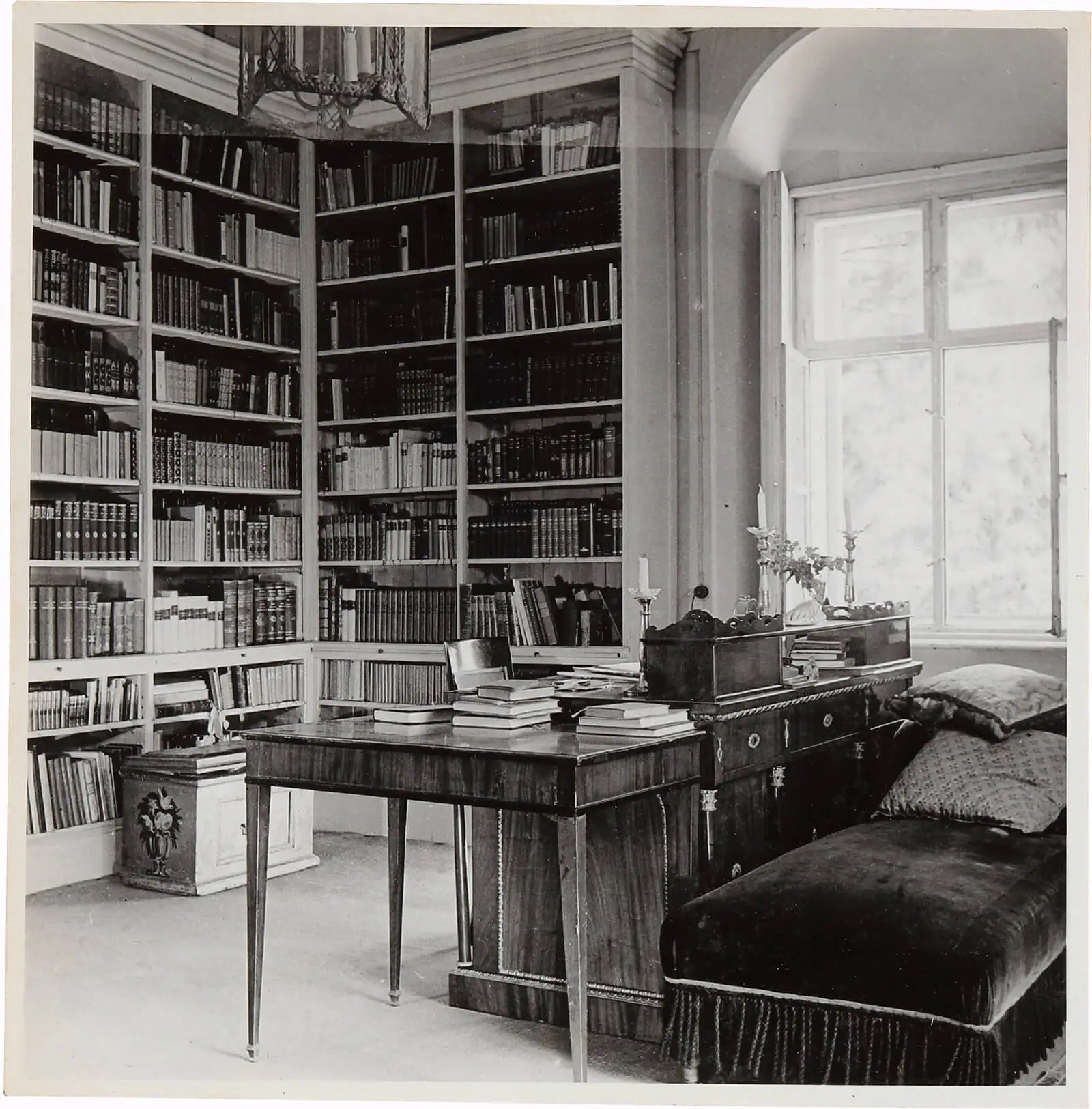 Hofmannsthals Arbeitszimmer mit Schreibtisch, Truhe und Diwan, nach 1922, Nachlass Hofmannsthal, Freies Deutsches Hochstift, Frankfurt a.M.  