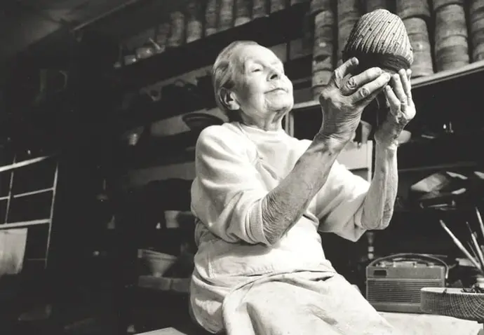 Lucie Rie in ihrem Atelier in London, undatierte Fotografie, From the collections of the Crafts Study Centre, University for the Creative Arts, RIE/20/1/11 Die Keramikerin Lucie Rie