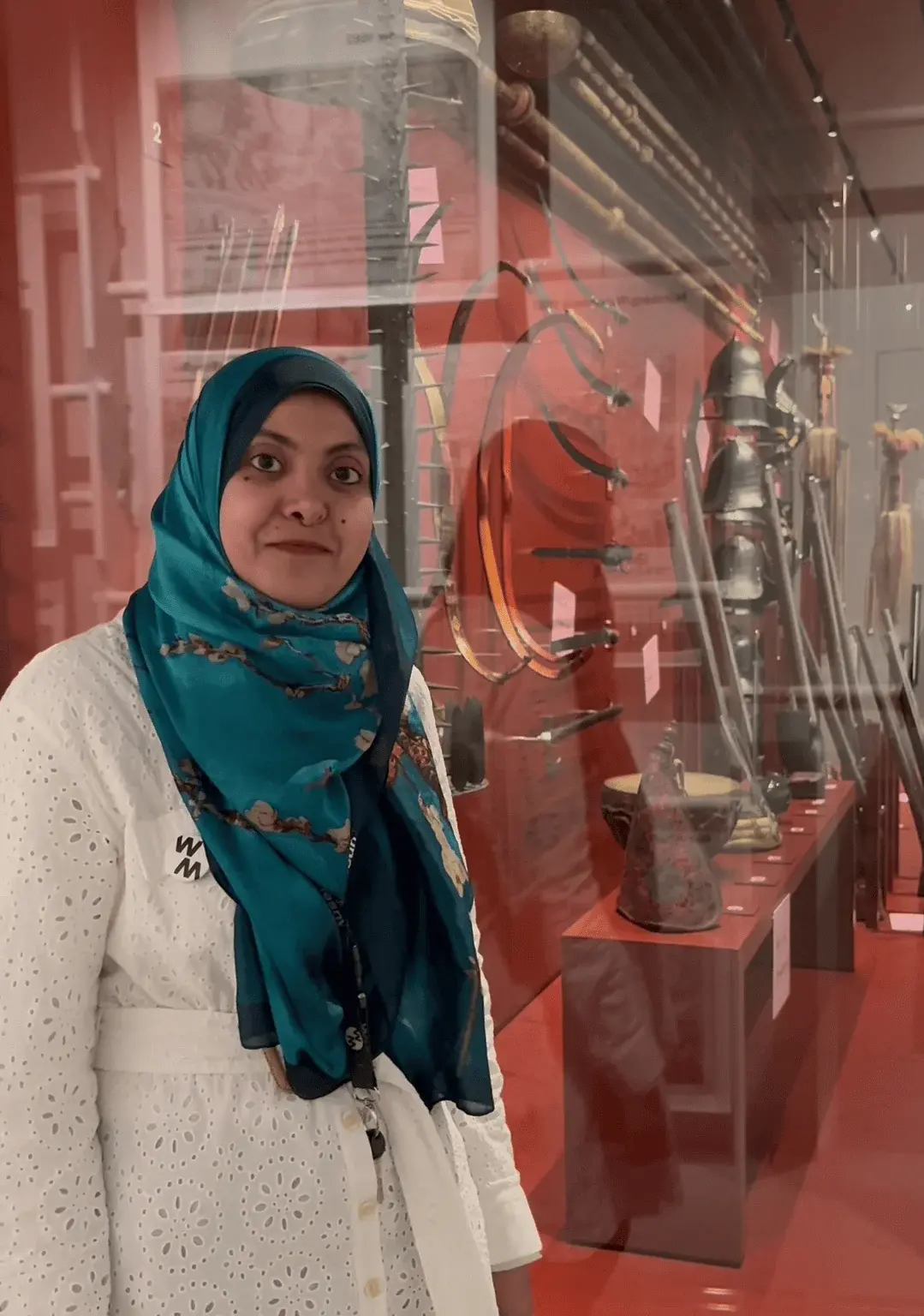 Zeinab Abdelhamed in der Dauerausstellung im Kapitel zur Osmanischen Belagerung, Foto: Christine Koblitz  