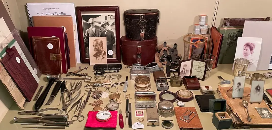 „Cabinet-des-Curiosités“, Gedenkplatz für Julius Tandler im Haus seine Enkels Bill in Kalifornien, 2022, Foto: Bill Tandler