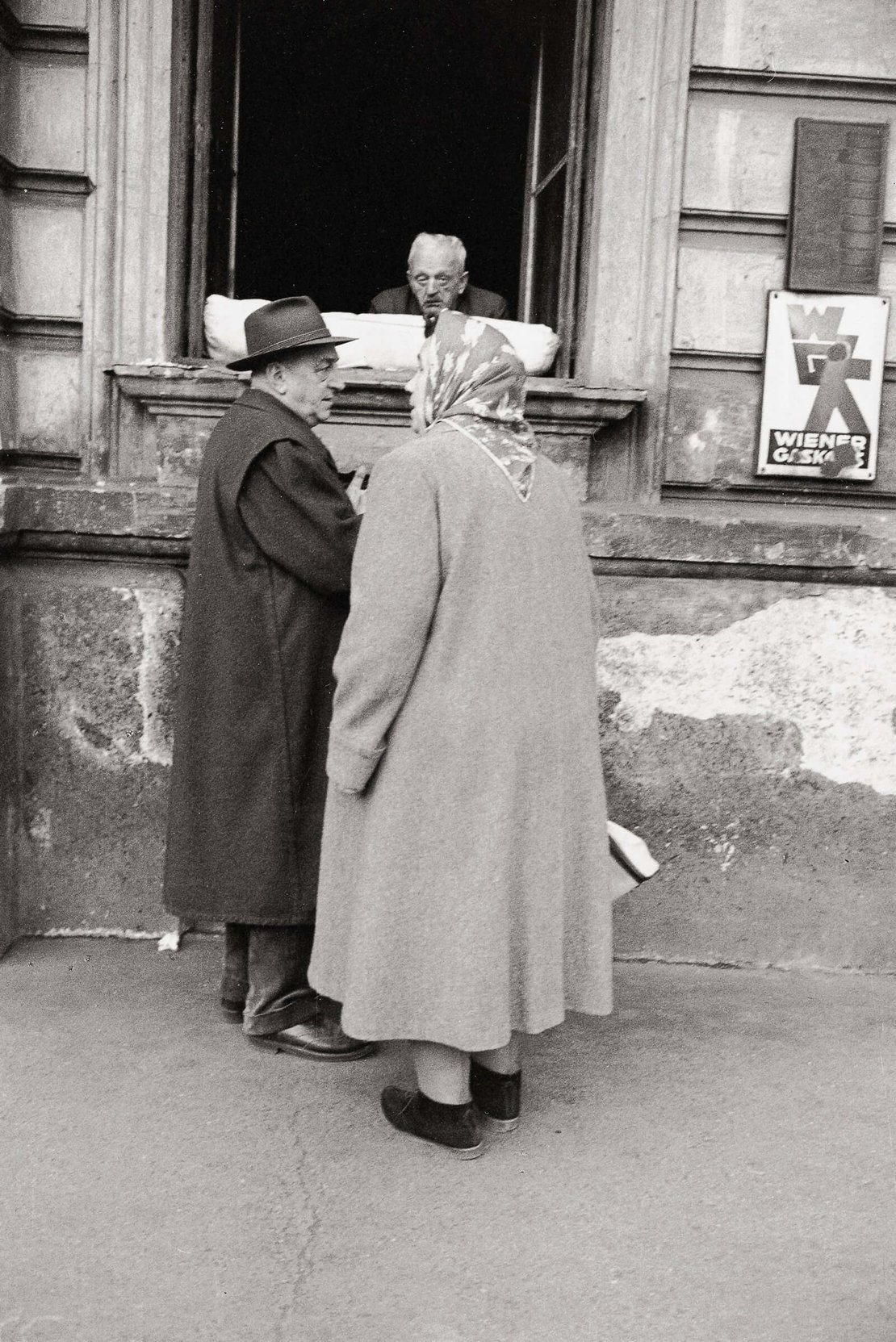 Mann am Fenster, Wien-Erdberg, 1962, Foto: Franz Hubmann/Imagno/picturedesk.com 