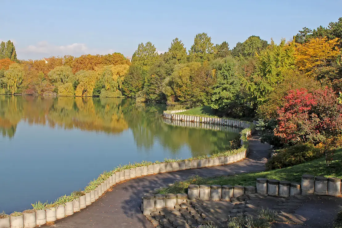 Schwanensee mit dem vom Büro Hanke entworfenen Partygarten. Foto: Christian Hlavac