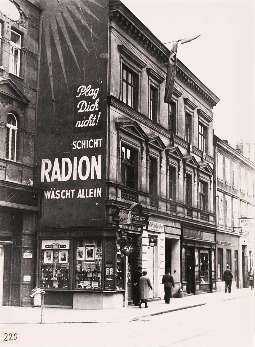 Wien, 1938, Neulerchenfelder Straße 13: Haus mit Waschmittelwerbung und Hakenkreuzfahne. Parallel zur Straße verläuft die Grundsteingasse, wo Friedrich Guzmann auf Nummer 16 wohnte. Foto: Wien Museum