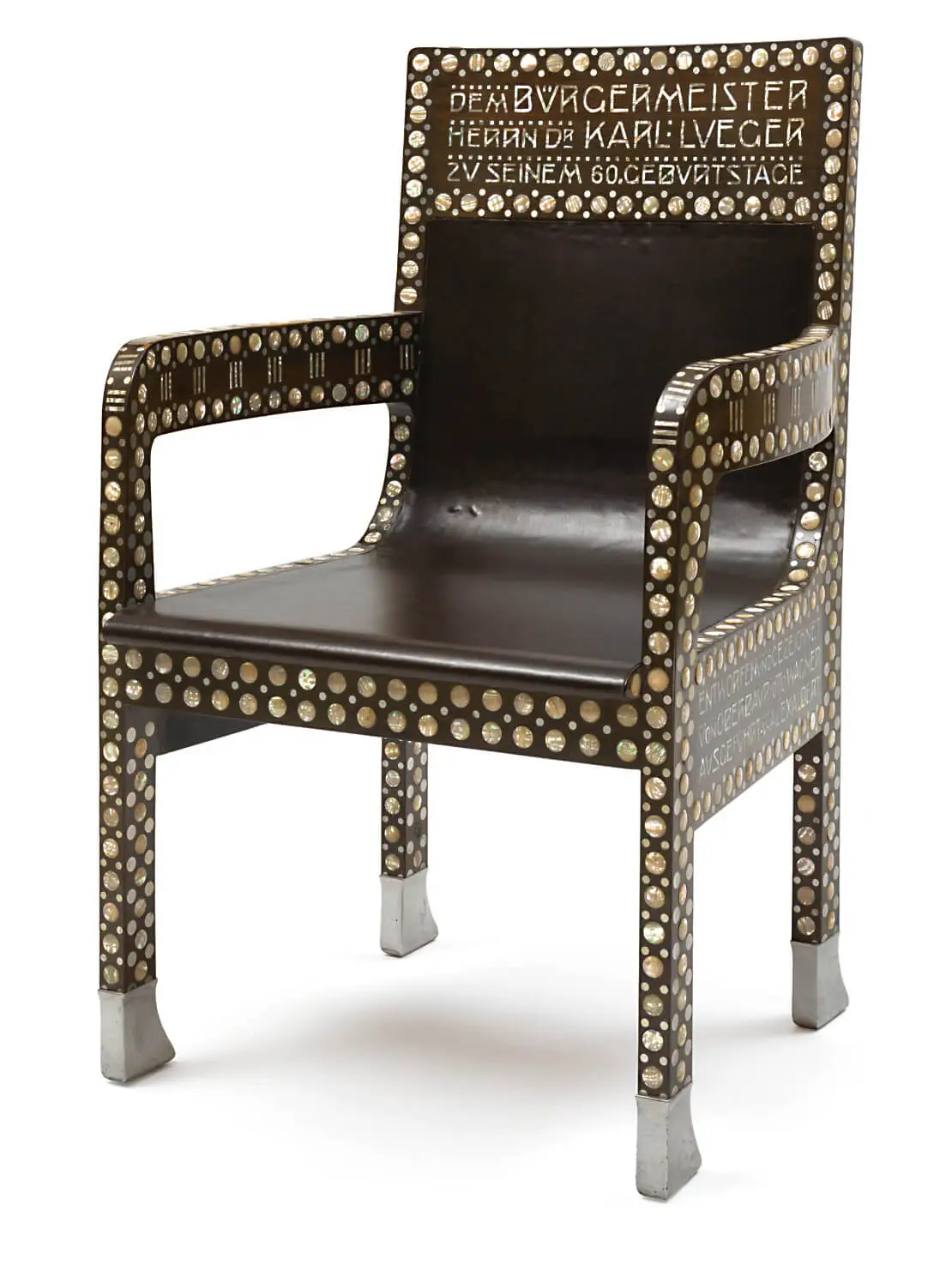 Nicht alle waren Lueger-Anhänger. Das beweist diese „Nachricht“, die ein Handwerker in diesem Armlehnstuhl versteckt hat: Das Möbel (aus dem Bestand des Wien Museums) war 1904 zu Luegers 60. Geburtstag von Otto Wagner entworfen worden. Die versteckte Botschaft, die erst vor ein paar Jahren bei einer Restaurierung entdeckt wurde, lautet: „Ausgeführt in dieser Zeit wo der Bürgermeister die organisierte Arbeiterschaft von Wien in unfletigster [sic] Weise beschimpfte, in dem er sie im Landtage Lumpen nannte“ Paul Koziel Sozialdemokrat (Lump)“  