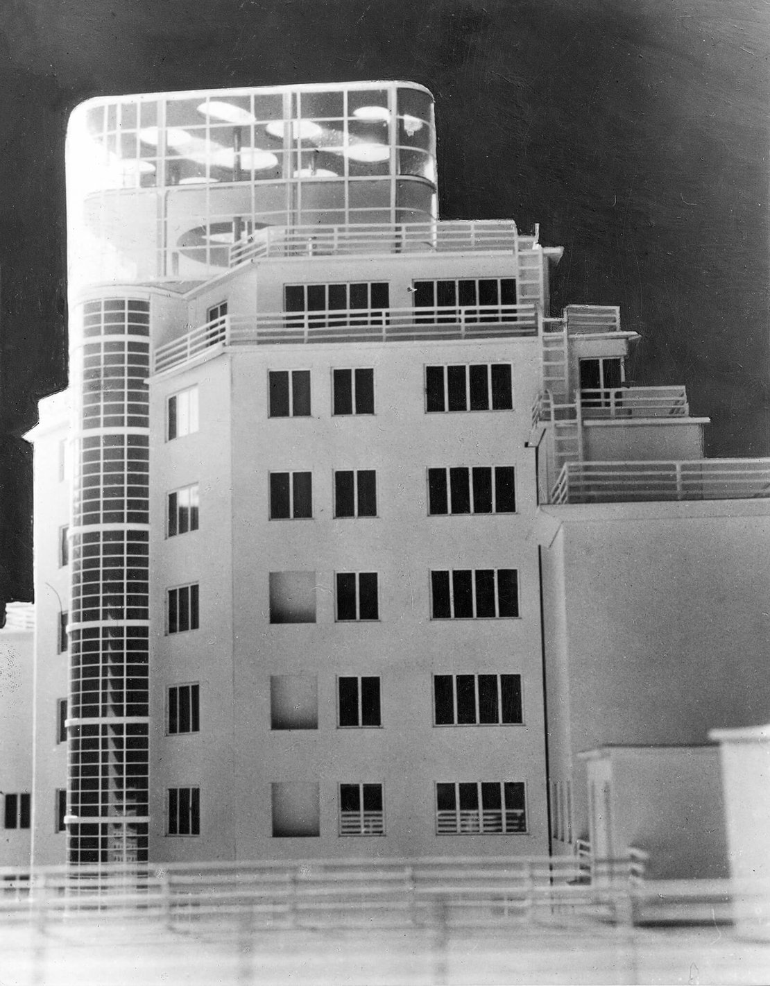 Modell des Hochhauses in der Herrengasse, Seitenansicht des Aufbaus, links ist das hofseitige gläserne Treppenhaus zu sehen. Quelle: Architekturzentrum Wien, Sammlung 