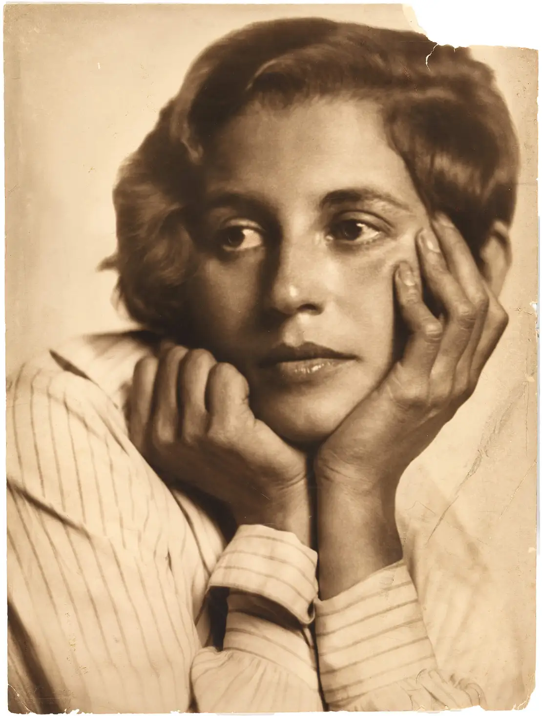„Frau Gusti S.“, Fotografie von Trude Fleischmann, um 1930, Wien Museum, Inv.-Nr. 302479  