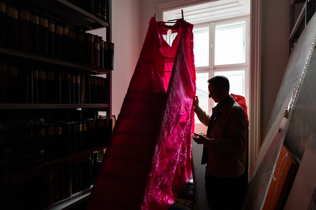 Homosexuelle KZ-Häftlinge wurden von den Nationalsozialisten mit einem rosa Winkel gekennzeichnet. Dieses Zeichen der Unterdrückung eigneten sich Aktivist:innen in den 1980er Jahren an. Das Kostüm des rosa Winkels wurde bei der Regenbogenparade in Wien getragen und ist heute im Archiv von QWIEN aufbewahrt. Foto: Victoria Nazarova  