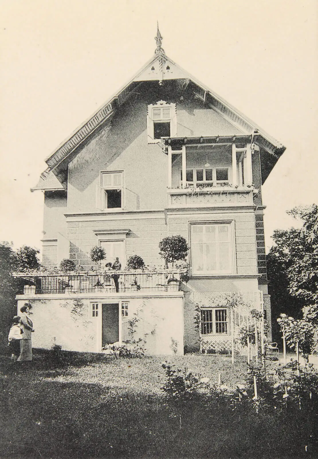 Die Villa von Arthur Schnitzler in der Sternwartestraße 71. Am Balkon stehen Arthur Schnitzler und seine Tochter Lili, im Garten seine Frau Olga mit dem Sohn Heinrich, Photographie, um 1910, Austrian Archives/brandstaetter images/picturedesk.com  