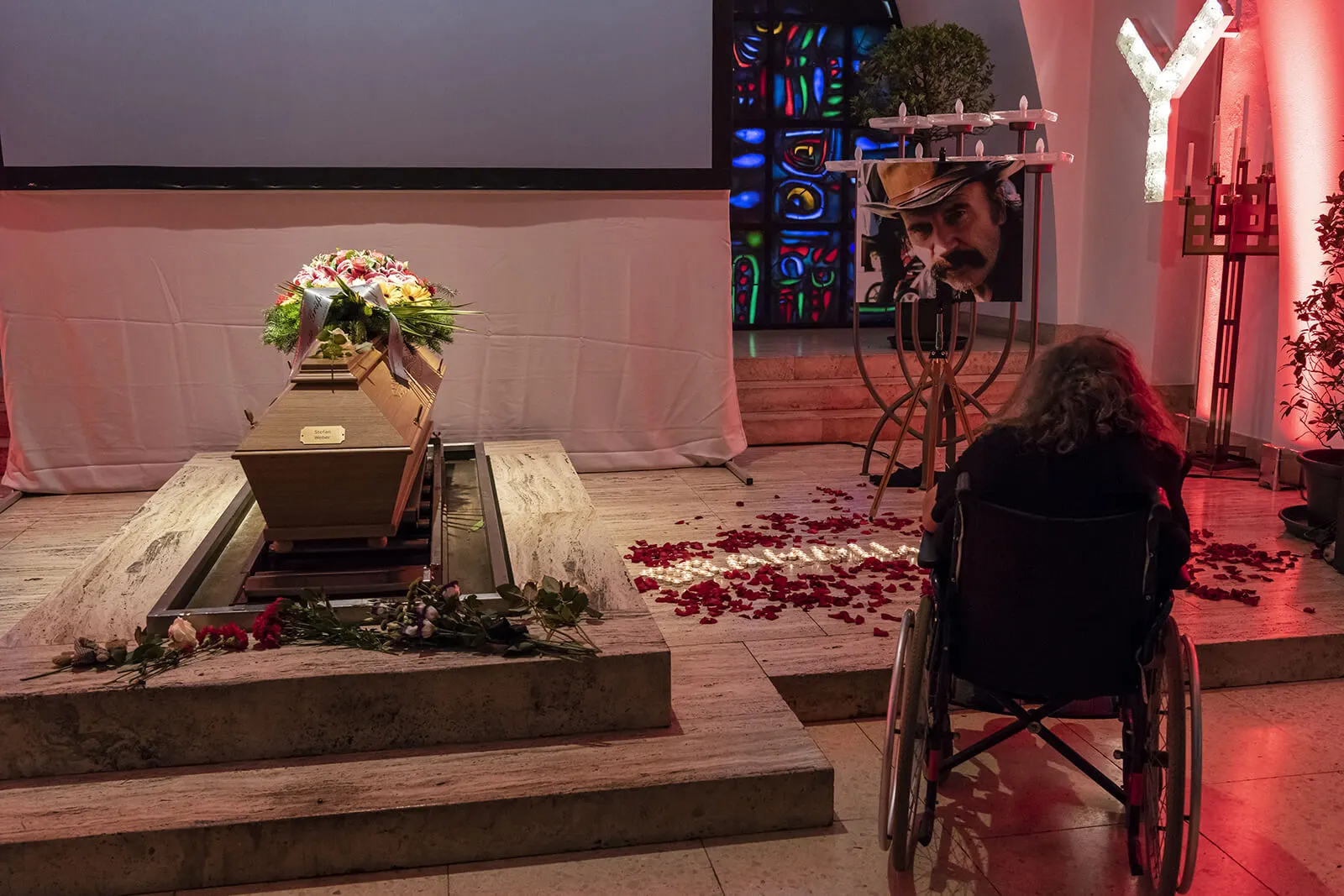 Hermes Phettberg verabschiedet sich von Stefan Weber in der Feuerhalle Simmering, 29. Juni 2018, Foto: Klaus Titzer/picturedesk.com