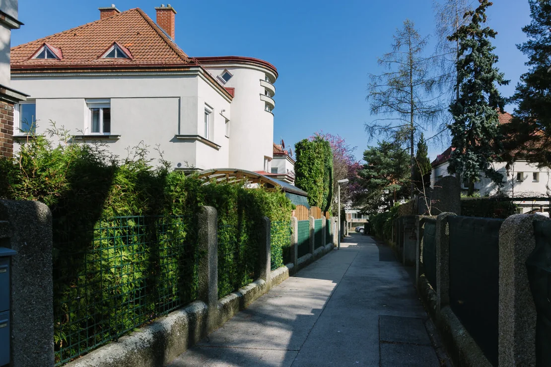 Blick in einen der Wege der Gartensiedlung, Foto: Elodie Grethen  