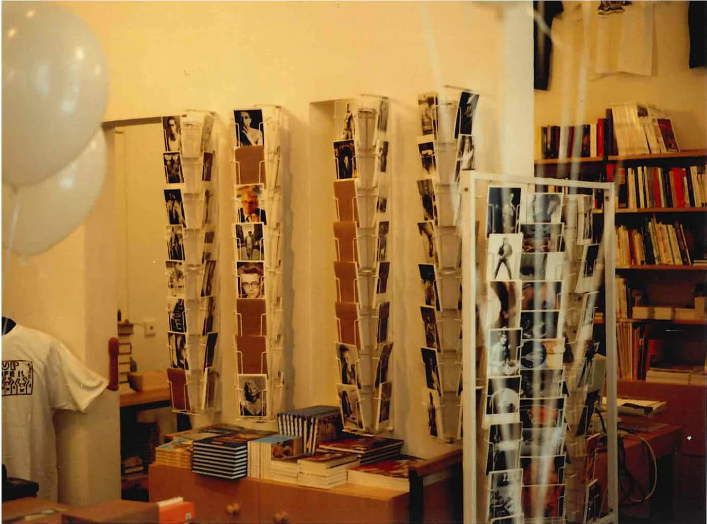 1994 wurde der Aids Memorial Day in Wien als „Day Without Books“ begangen, Bücherei Löwenherz, Foto: Hannes Sulzenbacher, Qwien  
