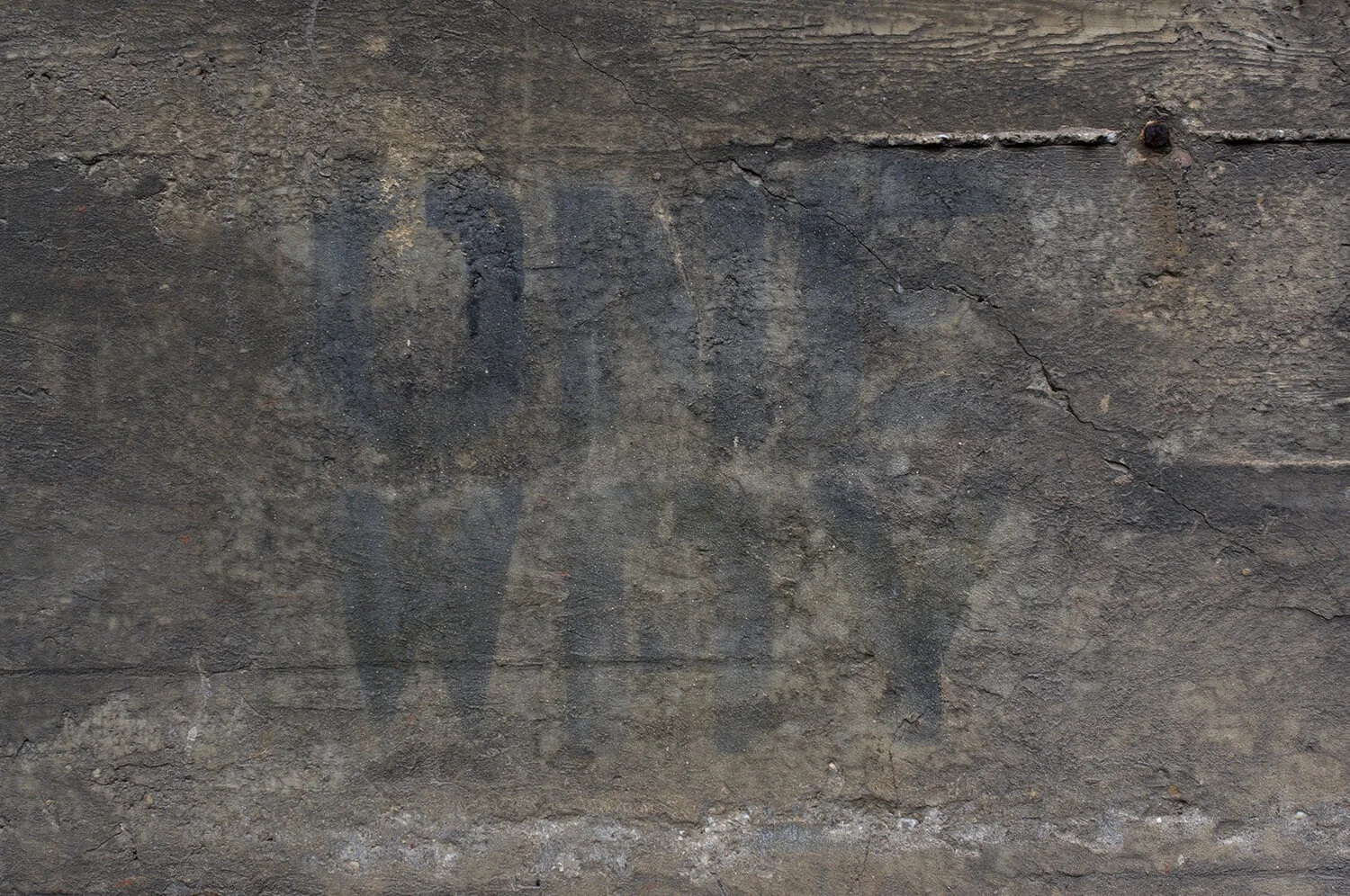 Grau in graue Aufschriften lassen sich nach jahrzehntelanger Verwitterung erst dank elektronischer Bildbearbeitung in gut lesbare Form bringen. Foto und digitale Bildbearbeitung: Thomas Keplinger