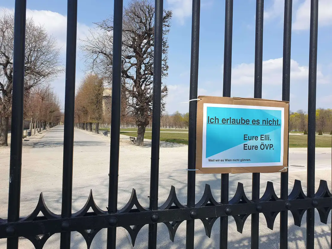 Kritik am Augarten: „Ich erlaube es nicht“ und „Weil wir es Wien nicht gönnen“. Unbekannt, Augarten, April 2020, Foto: Karina Karadensky, Wien Museum