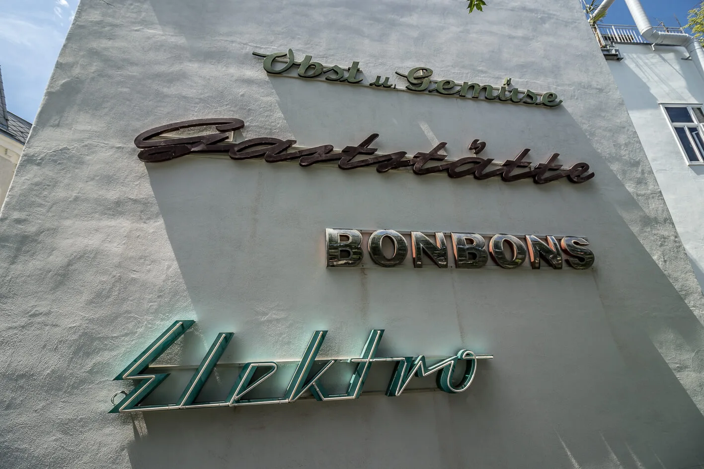 Leuchtete bereits für vier Jahre an der ersten Mauerschau: Der „Elektro“ Neonschriftzug aus der Hasnerstraße 59, © Stephan Doleschal  